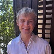 Profesor ofreciendo clases de ciencias, matemáticas e inglés